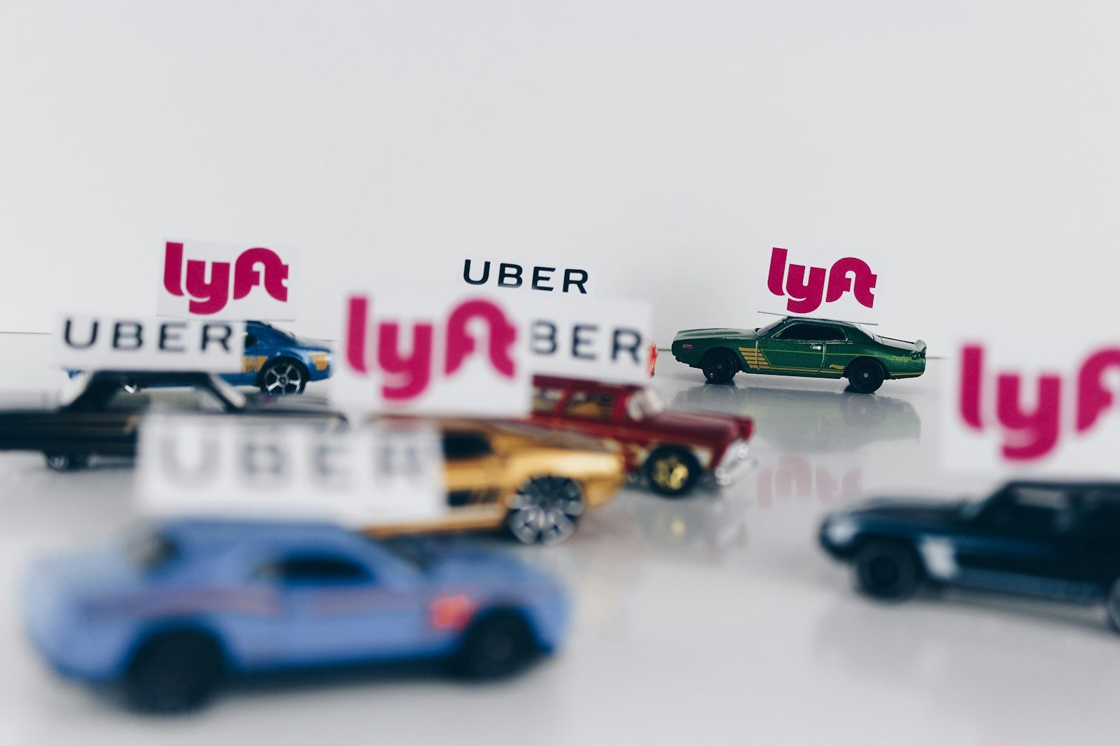 Taxis vs. Rideshare Apps: Finding the Best Ride from Vannes Train Station