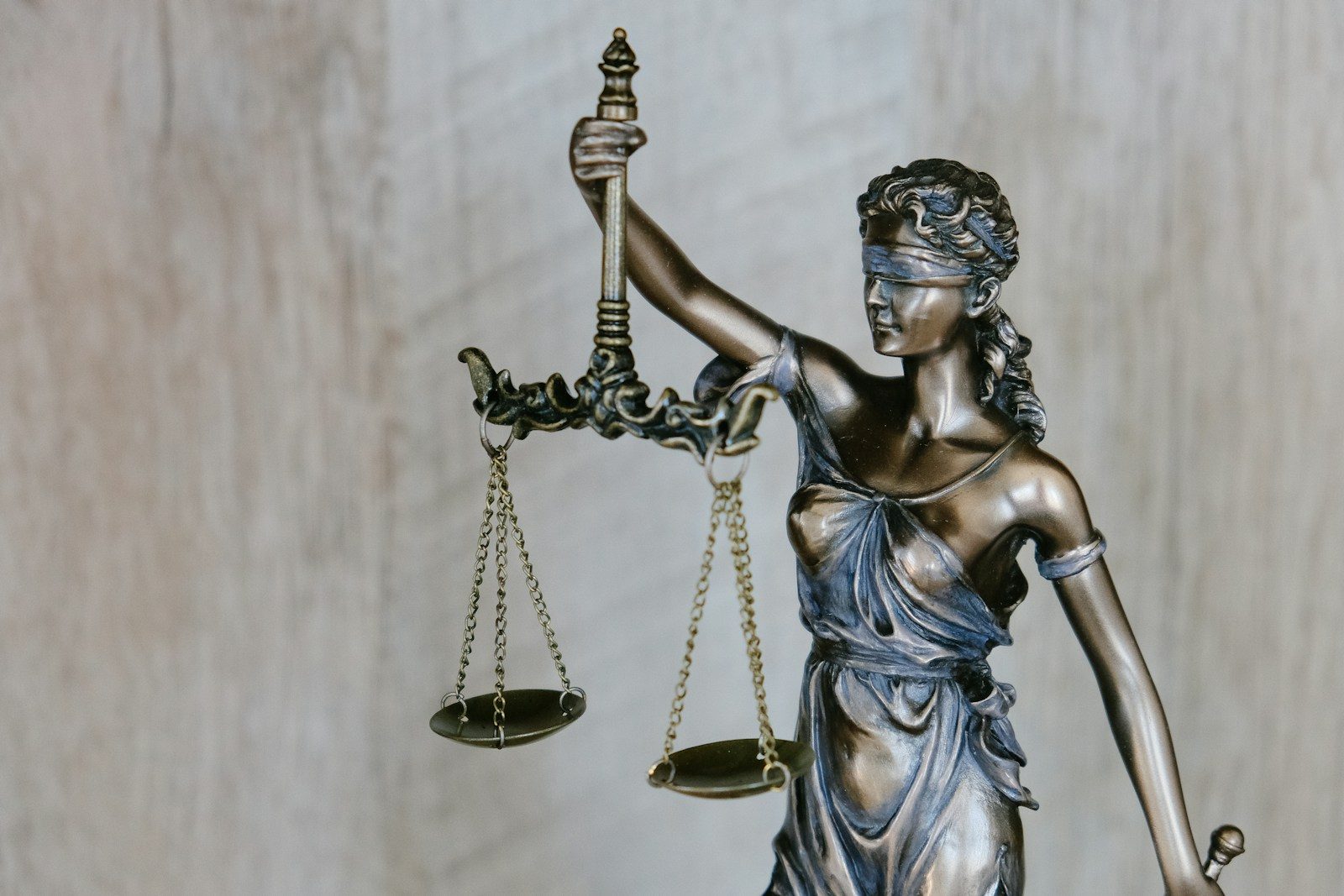 Bail Bondsmen vs. Attorneys in Columbus: Who Should You Really Call First?